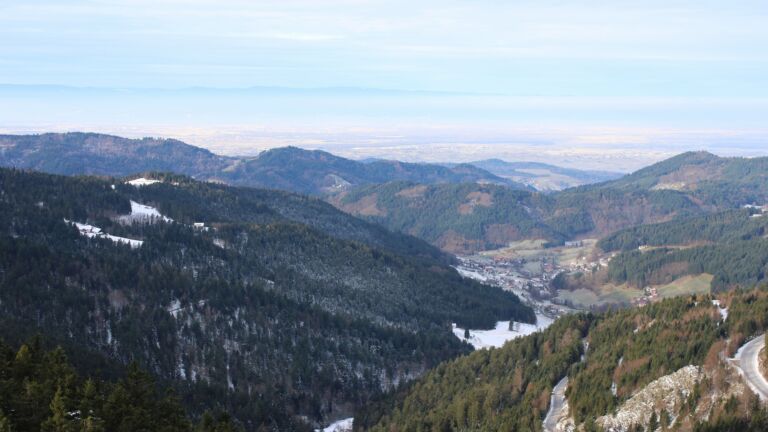 Dieses Bild zeigt eine Webcam-Aufnahme vom Achertal, aufgenommen am Sonntag, den 23.11.2025 um 09:50 Uhr. Die Temperatur betrug -0.4°C.