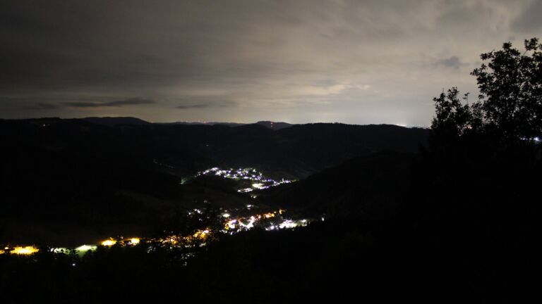 Dieses Bild zeigt eine Webcam-Aufnahme vom Achertal, aufgenommen am Donnerstag, den 20.08.2026 um 04:00 Uhr. Die Temperatur betrug 17.5°C.