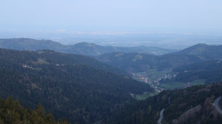 Dieses Bild zeigt eine Webcam-Aufnahme vom Achertal, aufgenommen am Freitag, den 17.04.2026 um 06:10 Uhr. Die Temperatur betrug 9.6°C.