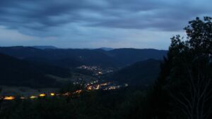 Dieses Bild zeigt eine Webcam-Aufnahme vom Achertal, aufgenommen am Montag, den 17.08.2026 um 21:20 Uhr. Die Temperatur betrug 18.9°C.