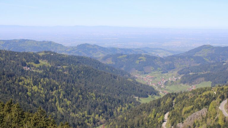 Dieses Bild zeigt eine Webcam-Aufnahme vom Achertal, aufgenommen am Freitag, den 24.04.2026 um 12:10 Uhr. Die Temperatur betrug 14.2°C.