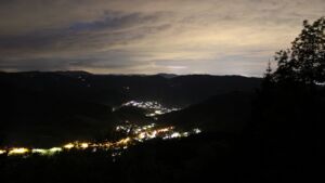 Dieses Bild zeigt eine Webcam-Aufnahme vom Achertal, aufgenommen am Montag, den 18.05.2026 um 22:50 Uhr. Die Temperatur betrug 8.9°C.