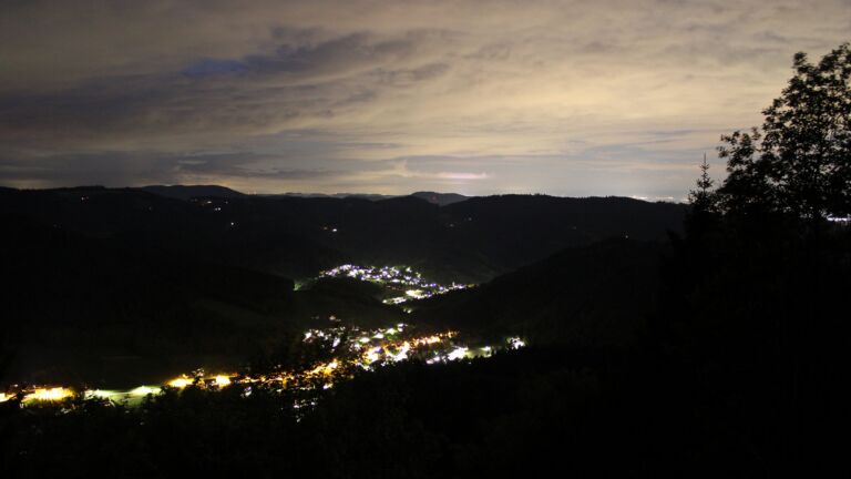 Dieses Bild zeigt eine Webcam-Aufnahme vom Achertal, aufgenommen am Montag, den 18.05.2026 um 22:50 Uhr. Die Temperatur betrug 8.9°C.