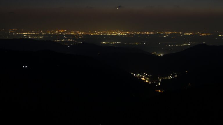 Dieses Bild zeigt eine Webcam-Aufnahme vom Achertal, aufgenommen am Mittwoch, den 18.03.2026 um 19:50 Uhr. Die Temperatur betrug 3.9°C.