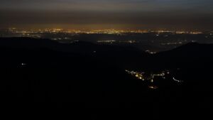 Dieses Bild zeigt eine Webcam-Aufnahme vom Achertal, aufgenommen am Samstag, den 07.03.2026 um 19:30 Uhr. Die Temperatur betrug 9.8°C.