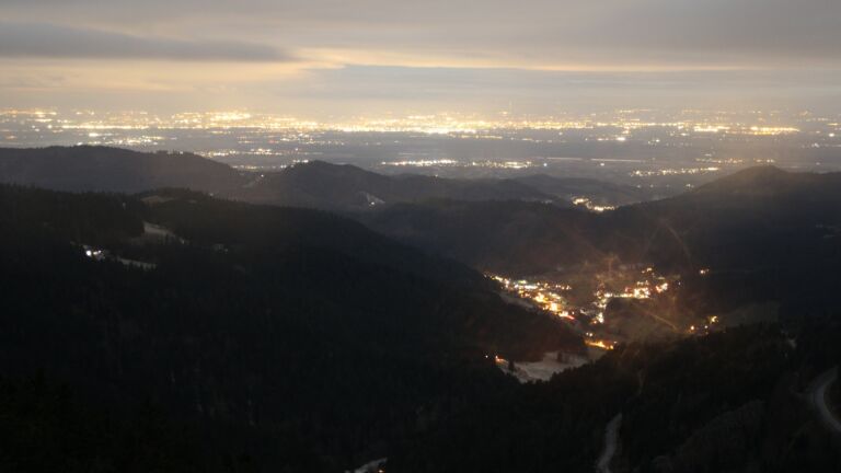 Dieses Bild zeigt eine Webcam-Aufnahme vom Achertal, aufgenommen am Donnerstag, den 01.01.2026 um 22:30 Uhr. Die Temperatur betrug -4.6°C.