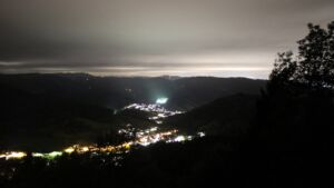 Dieses Bild zeigt eine Webcam-Aufnahme vom Achertal, aufgenommen am Freitag, den 09.10.2026 um 21:30 Uhr. Die Temperatur betrug 7.7°C.