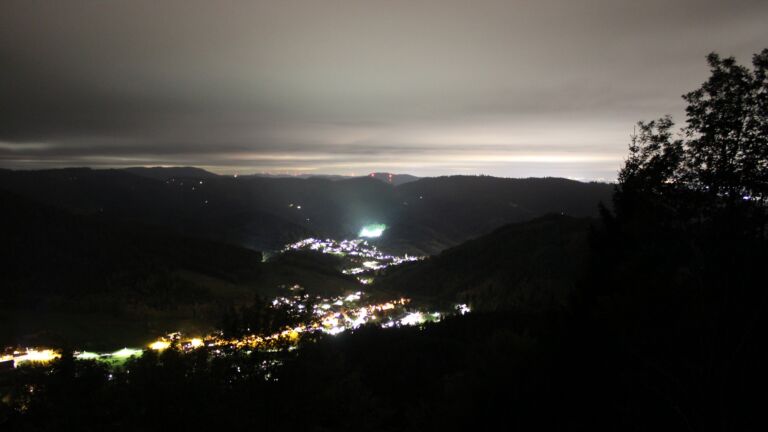 Dieses Bild zeigt eine Webcam-Aufnahme vom Achertal, aufgenommen am Freitag, den 09.10.2026 um 21:30 Uhr. Die Temperatur betrug 7.7°C.