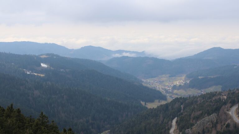 Dieses Bild zeigt eine Webcam-Aufnahme vom Achertal, aufgenommen am Montag, den 09.02.2026 um 13:30 Uhr. Die Temperatur betrug 2.4°C.