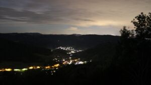 Dieses Bild zeigt eine Webcam-Aufnahme vom Achertal, aufgenommen am Freitag, den 04.09.2026 um 00:30 Uhr. Die Temperatur betrug 19.4°C.