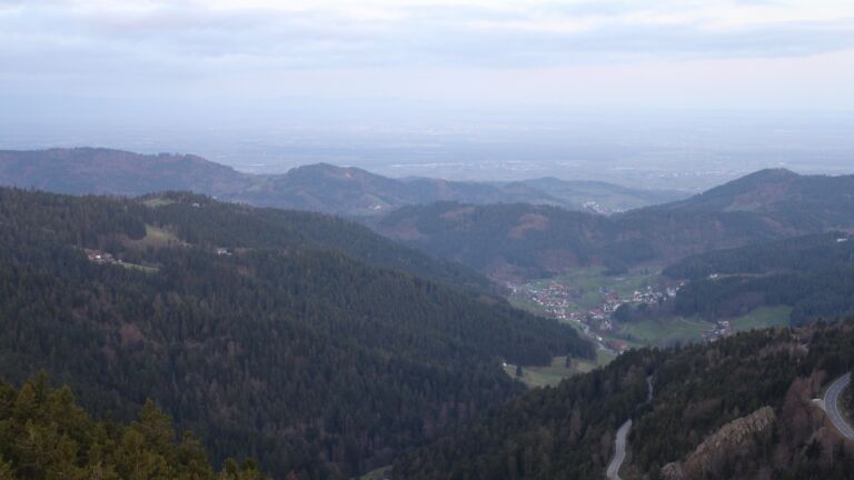 Dieses Bild zeigt eine Webcam-Aufnahme vom Achertal, aufgenommen am Montag, den 06.04.2026 um 07:10 Uhr. Die Temperatur betrug 4.5°C.