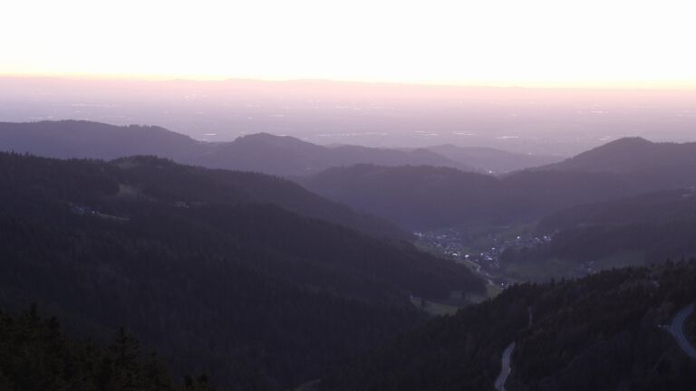 Dieses Bild zeigt eine Webcam-Aufnahme vom Achertal, aufgenommen am Dienstag, den 07.04.2026 um 20:30 Uhr. Die Temperatur betrug 10.9°C.