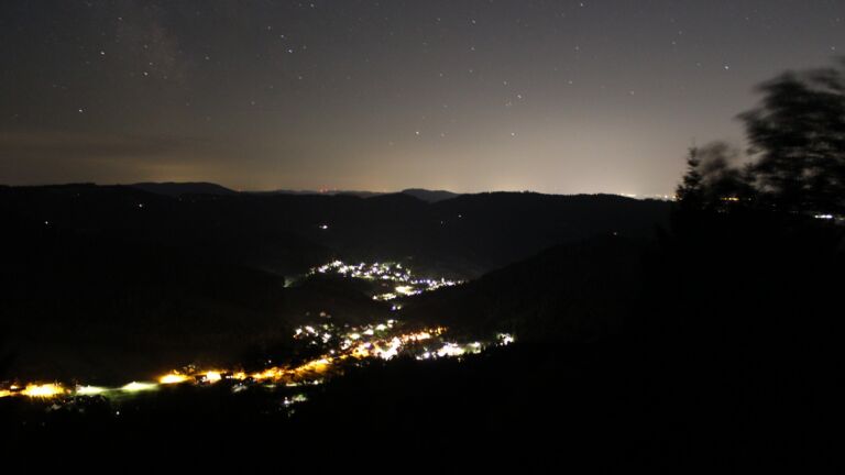 Dieses Bild zeigt eine Webcam-Aufnahme vom Achertal, aufgenommen am Samstag, den 08.08.2026 um 00:00 Uhr. Die Temperatur betrug 18.5°C.