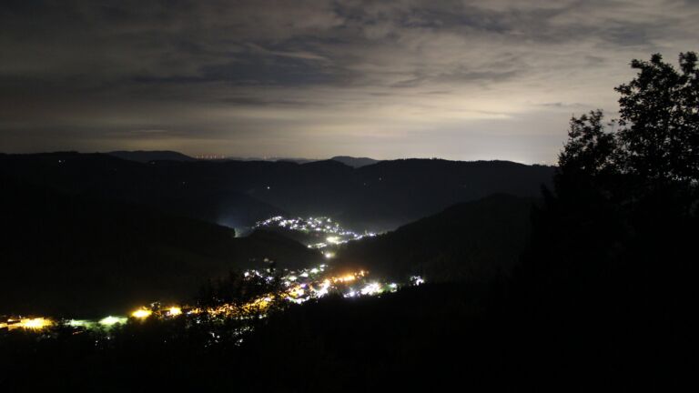 Dieses Bild zeigt eine Webcam-Aufnahme vom Achertal, aufgenommen am Sonntag, den 04.10.2026 um 23:30 Uhr. Die Temperatur betrug 15°C.