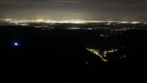 Dieses Bild zeigt eine Webcam-Aufnahme vom Achertal, aufgenommen am Donnerstag, den 18.12.2025 um 23:30 Uhr. Die Temperatur betrug 7.1°C.