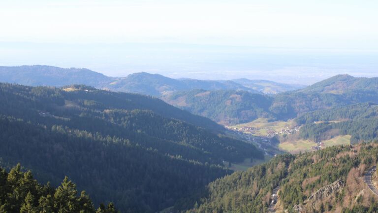 Dieses Bild zeigt eine Webcam-Aufnahme vom Achertal, aufgenommen am Donnerstag, den 18.12.2025 um 12:50 Uhr. Die Temperatur betrug 7.6°C.