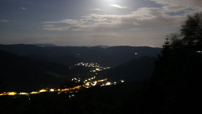 Dieses Bild zeigt eine Webcam-Aufnahme vom Achertal, aufgenommen am Dienstag, den 23.06.2026 um 23:40 Uhr. Die Temperatur betrug 24.6°C.