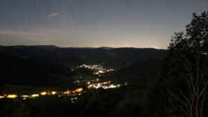 Dieses Bild zeigt eine Webcam-Aufnahme vom Achertal, aufgenommen am Dienstag, den 07.07.2026 um 02:50 Uhr. Die Temperatur betrug 20.6°C.