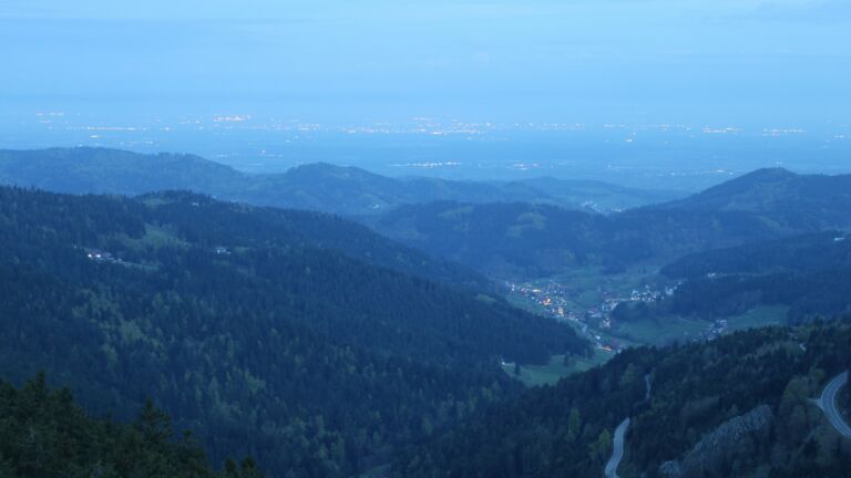 Dieses Bild zeigt eine Webcam-Aufnahme vom Achertal, aufgenommen am Sonntag, den 19.04.2026 um 06:00 Uhr. Die Temperatur betrug 10.4°C.