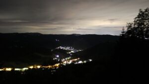 Dieses Bild zeigt eine Webcam-Aufnahme vom Achertal, aufgenommen am Mittwoch, den 03.06.2026 um 23:50 Uhr. Die Temperatur betrug 13.5°C.