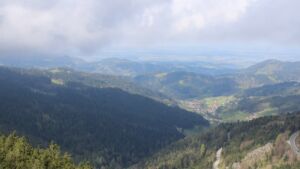 Dieses Bild zeigt eine Webcam-Aufnahme vom Achertal, aufgenommen am Dienstag, den 22.04.2025 um 11:20 Uhr. Die Temperatur betrug 9.6°C.