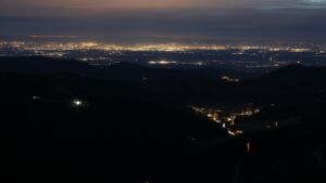 Dieses Bild zeigt eine Webcam-Aufnahme vom Achertal, aufgenommen am Dienstag, den 02.12.2025 um 17:30 Uhr. Die Temperatur betrug 4.8°C.