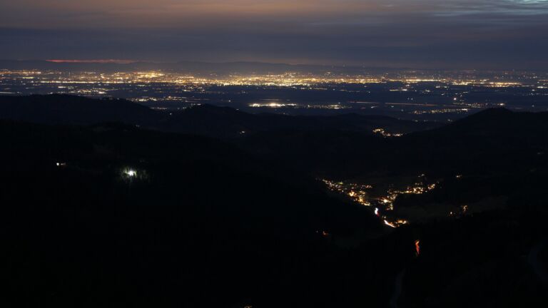 Dieses Bild zeigt eine Webcam-Aufnahme vom Achertal, aufgenommen am Dienstag, den 02.12.2025 um 17:30 Uhr. Die Temperatur betrug 4.8°C.