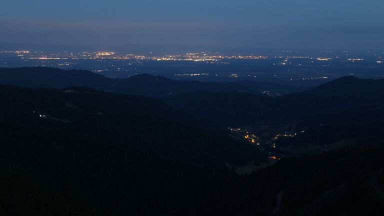 Dieses Bild zeigt eine Webcam-Aufnahme vom Achertal, aufgenommen am Samstag, den 12.07.2025 um 04:40 Uhr. Die Temperatur betrug 12.2°C.