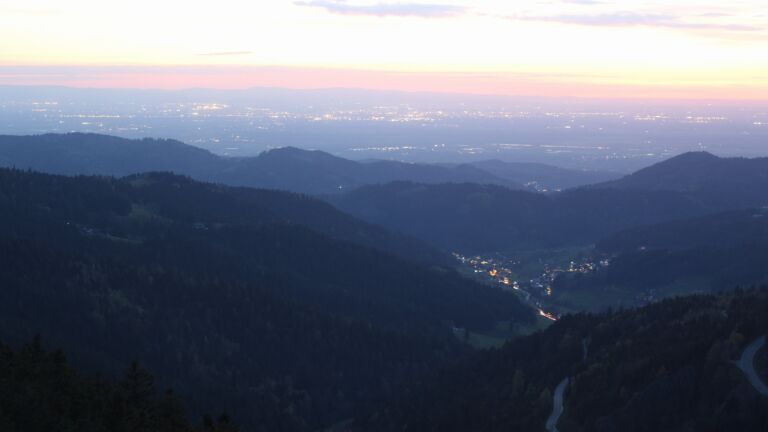 Dieses Bild zeigt eine Webcam-Aufnahme vom Achertal, aufgenommen am Freitag, den 17.04.2026 um 21:00 Uhr. Die Temperatur betrug 12.8°C.