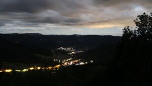Dieses Bild zeigt eine Webcam-Aufnahme vom Achertal, aufgenommen am Freitag, den 28.08.2026 um 23:30 Uhr. Die Temperatur betrug 15.8°C.