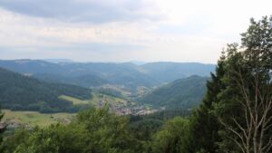 Dieses Bild zeigt eine Webcam-Aufnahme vom Achertal, aufgenommen am Mittwoch, den 15.07.2026 um 18:50 Uhr. Die Temperatur betrug 26.7°C.