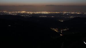 Dieses Bild zeigt eine Webcam-Aufnahme vom Achertal, aufgenommen am Freitag, den 27.02.2026 um 19:10 Uhr. Die Temperatur betrug 12.8°C.