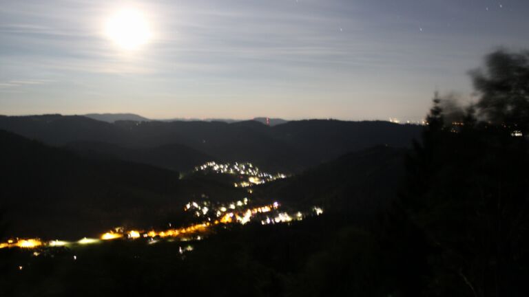 Dieses Bild zeigt eine Webcam-Aufnahme vom Achertal, aufgenommen am Montag, den 24.08.2026 um 00:00 Uhr. Die Temperatur betrug 14.1°C.