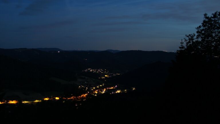 Dieses Bild zeigt eine Webcam-Aufnahme vom Achertal, aufgenommen am Montag, den 01.06.2026 um 22:30 Uhr. Die Temperatur betrug 17.4°C.