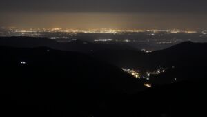 Dieses Bild zeigt eine Webcam-Aufnahme vom Achertal, aufgenommen am Freitag, den 20.03.2026 um 22:00 Uhr. Die Temperatur betrug 4.8°C.