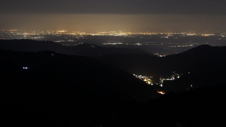 Dieses Bild zeigt eine Webcam-Aufnahme vom Achertal, aufgenommen am Freitag, den 20.03.2026 um 22:00 Uhr. Die Temperatur betrug 4.8°C.