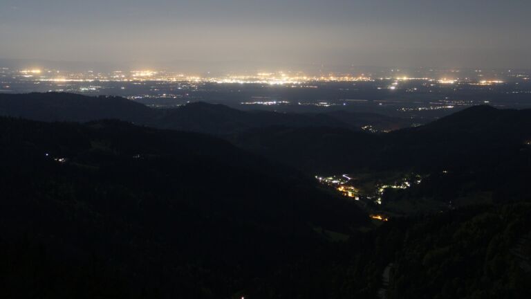 Dieses Bild zeigt eine Webcam-Aufnahme vom Achertal, aufgenommen am Mittwoch, den 07.05.2025 um 01:00 Uhr. Die Temperatur betrug 5.2°C.