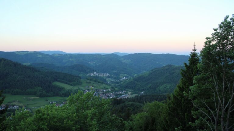 Dieses Bild zeigt eine Webcam-Aufnahme vom Achertal, aufgenommen am Freitag, den 22.05.2026 um 05:50 Uhr. Die Temperatur betrug 15.5°C.