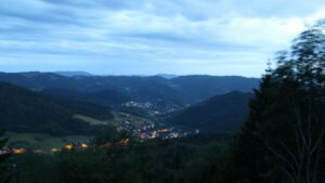 Dieses Bild zeigt eine Webcam-Aufnahme vom Achertal, aufgenommen am Montag, den 08.06.2026 um 22:00 Uhr. Die Temperatur betrug 15.7°C.