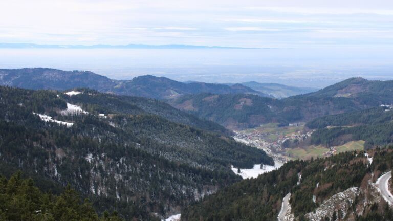 Dieses Bild zeigt eine Webcam-Aufnahme vom Achertal, aufgenommen am Sonntag, den 23.11.2025 um 12:30 Uhr. Die Temperatur betrug -0.6°C.