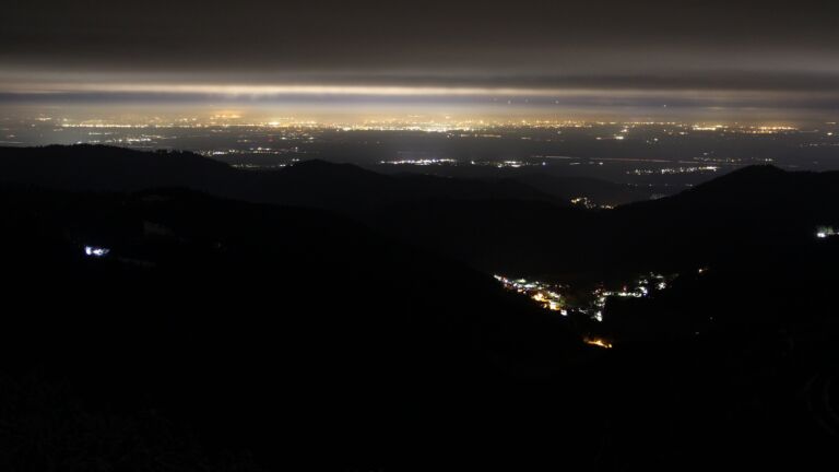 Dieses Bild zeigt eine Webcam-Aufnahme vom Achertal, aufgenommen am Freitag, den 28.11.2025 um 00:00 Uhr. Die Temperatur betrug -0.9°C.
