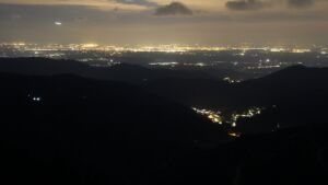 Dieses Bild zeigt eine Webcam-Aufnahme vom Achertal, aufgenommen am Dienstag, den 21.04.2026 um 22:00 Uhr. Die Temperatur betrug 2.2°C.