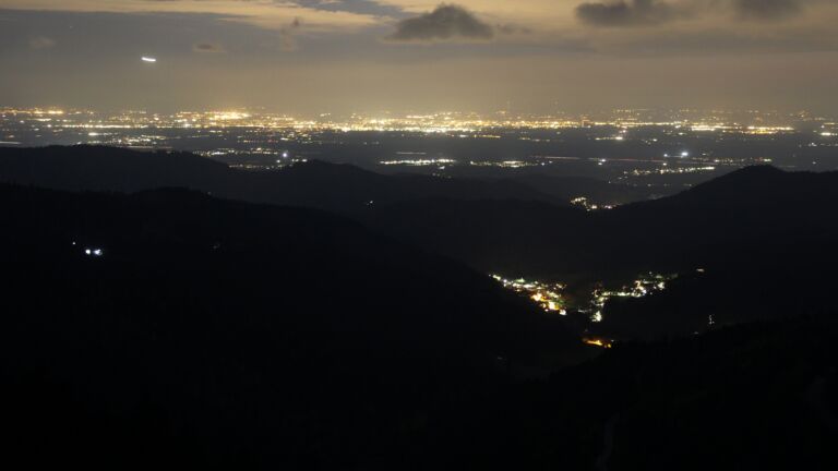 Dieses Bild zeigt eine Webcam-Aufnahme vom Achertal, aufgenommen am Dienstag, den 21.04.2026 um 22:00 Uhr. Die Temperatur betrug 2.2°C.