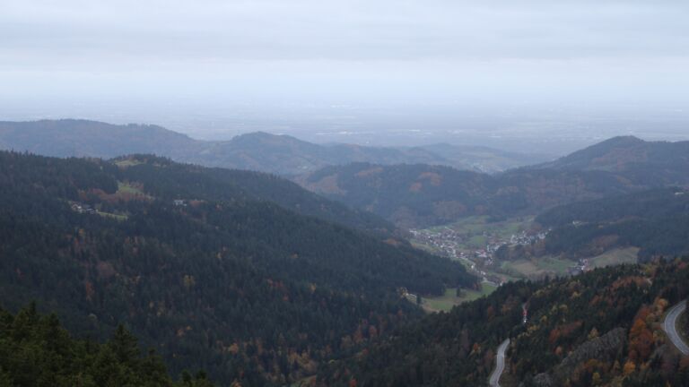 Dieses Bild zeigt eine Webcam-Aufnahme vom Achertal, aufgenommen am Dienstag, den 28.10.2025 um 07:10 Uhr. Die Temperatur betrug 3.5°C.