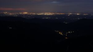 Dieses Bild zeigt eine Webcam-Aufnahme vom Achertal, aufgenommen am Dienstag, den 15.07.2025 um 22:20 Uhr. Die Temperatur betrug 13.3°C.
