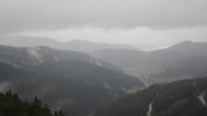 Dieses Bild zeigt eine Webcam-Aufnahme vom Achertal, aufgenommen am Sonntag, den 30.11.2025 um 11:10 Uhr. Die Temperatur betrug 2.8°C.