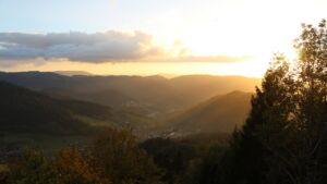 Dieses Bild zeigt eine Webcam-Aufnahme vom Achertal, aufgenommen am Mittwoch, den 28.10.2026 um 16:50 Uhr. Die Temperatur betrug 9.6°C.