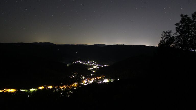 Dieses Bild zeigt eine Webcam-Aufnahme vom Achertal, aufgenommen am Dienstag, den 13.10.2026 um 04:30 Uhr. Die Temperatur betrug 10.7°C.