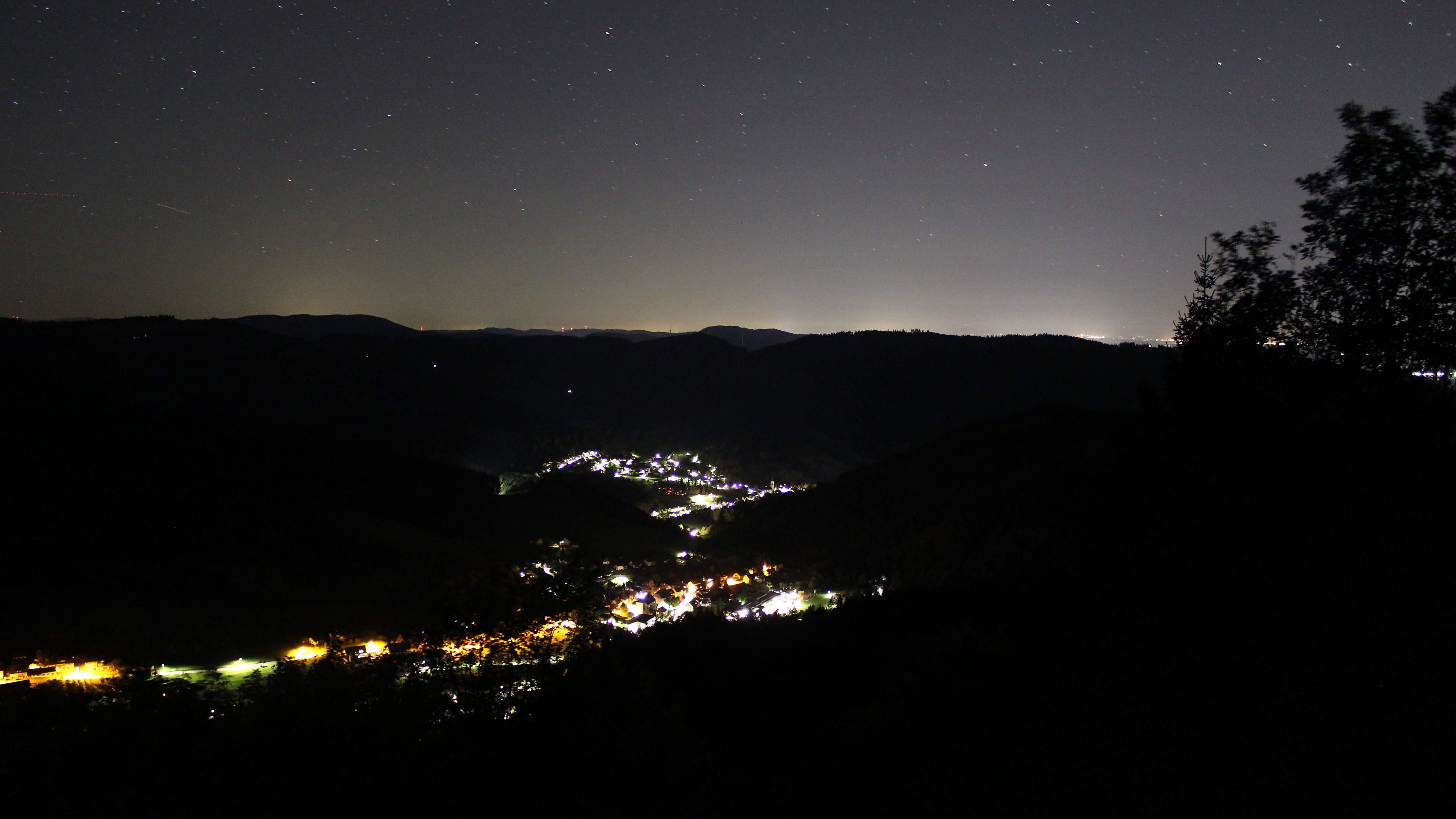 Dieses Bild zeigt eine Webcam-Aufnahme vom Achertal, aufgenommen am Dienstag, den 13.10.2026 um 04:30 Uhr. Die Temperatur betrug 10.7°C.