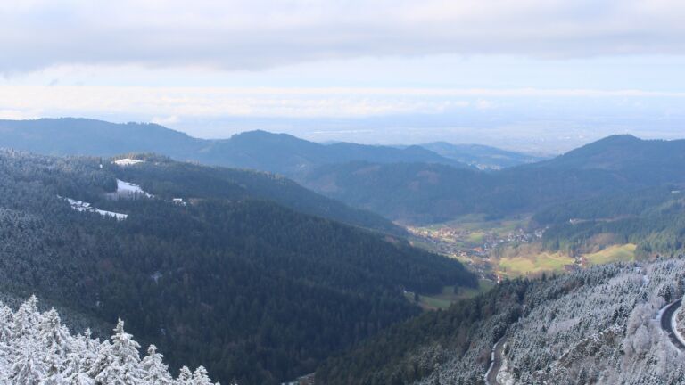 Dieses Bild zeigt eine Webcam-Aufnahme vom Achertal, aufgenommen am Donnerstag, den 27.11.2025 um 12:20 Uhr. Die Temperatur betrug -1.2°C.